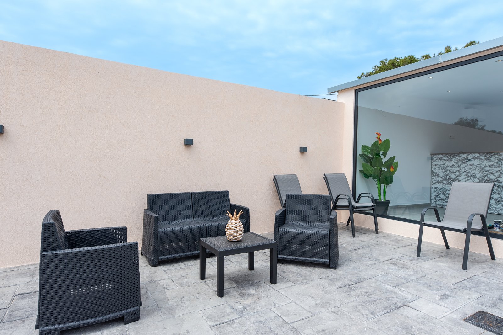 ATH Airport Suites Outdoor Lounge